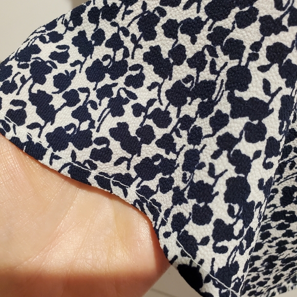 Monteau medium blouse floral v-neck flowy top ruffle shirt navy white flowers - Picture 9 of 16